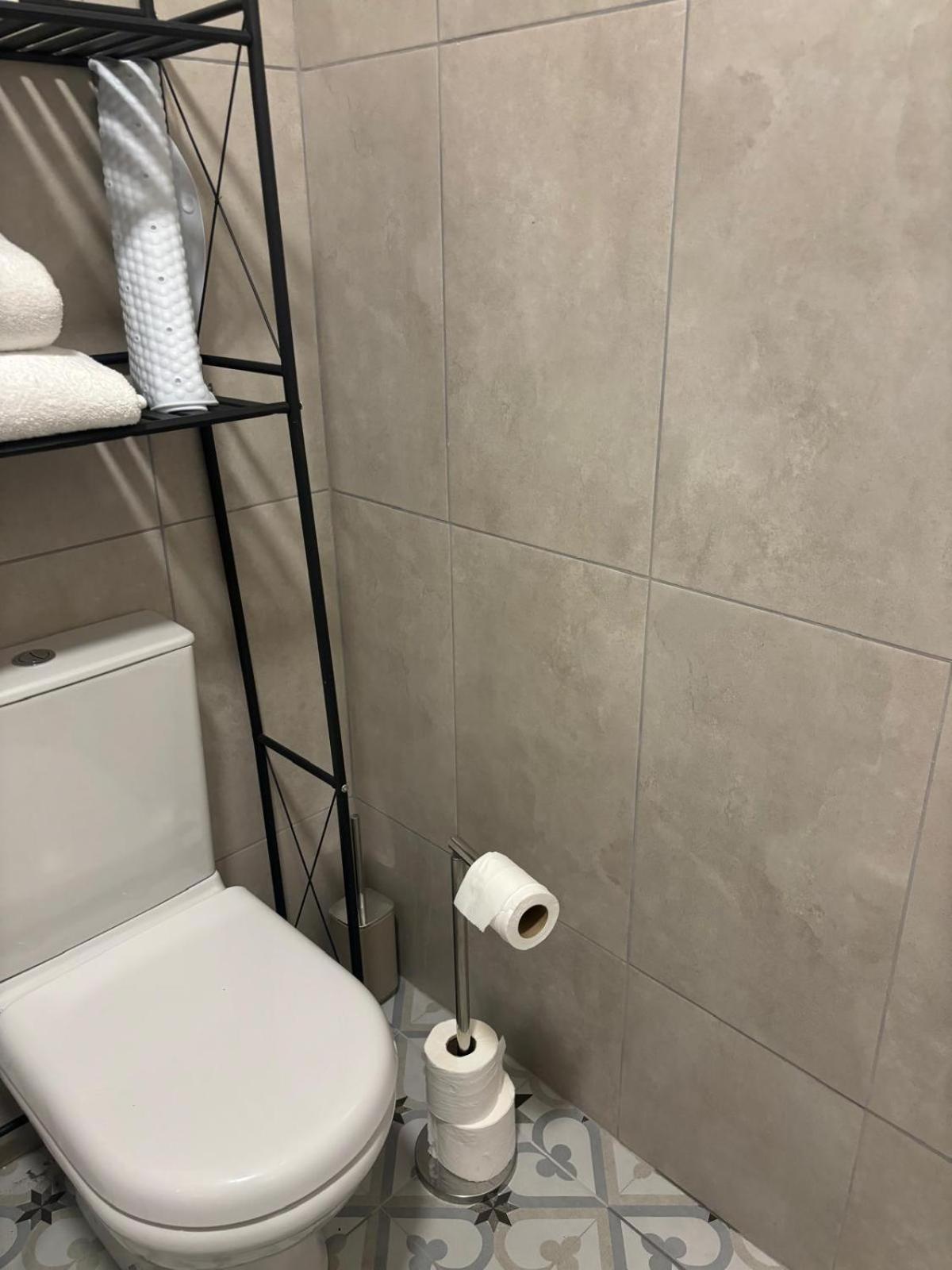 Basement Studio Apartment 발리나 외부 사진