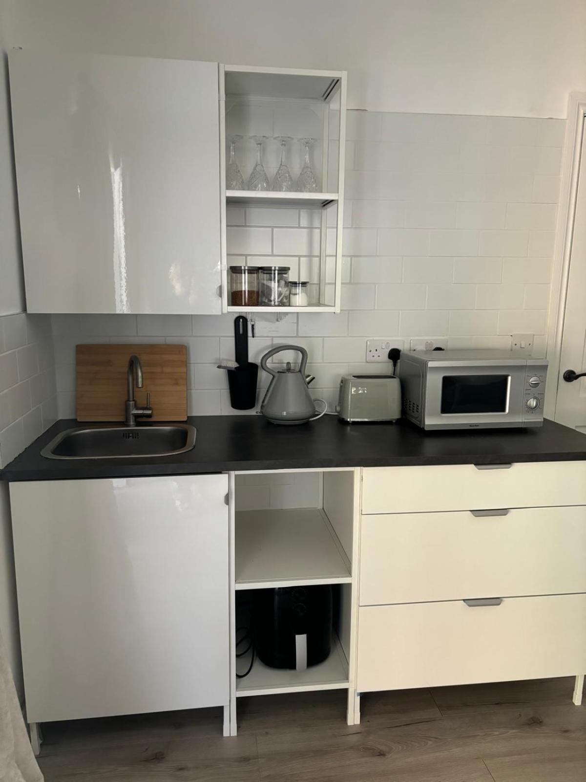 Basement Studio Apartment 발리나 외부 사진